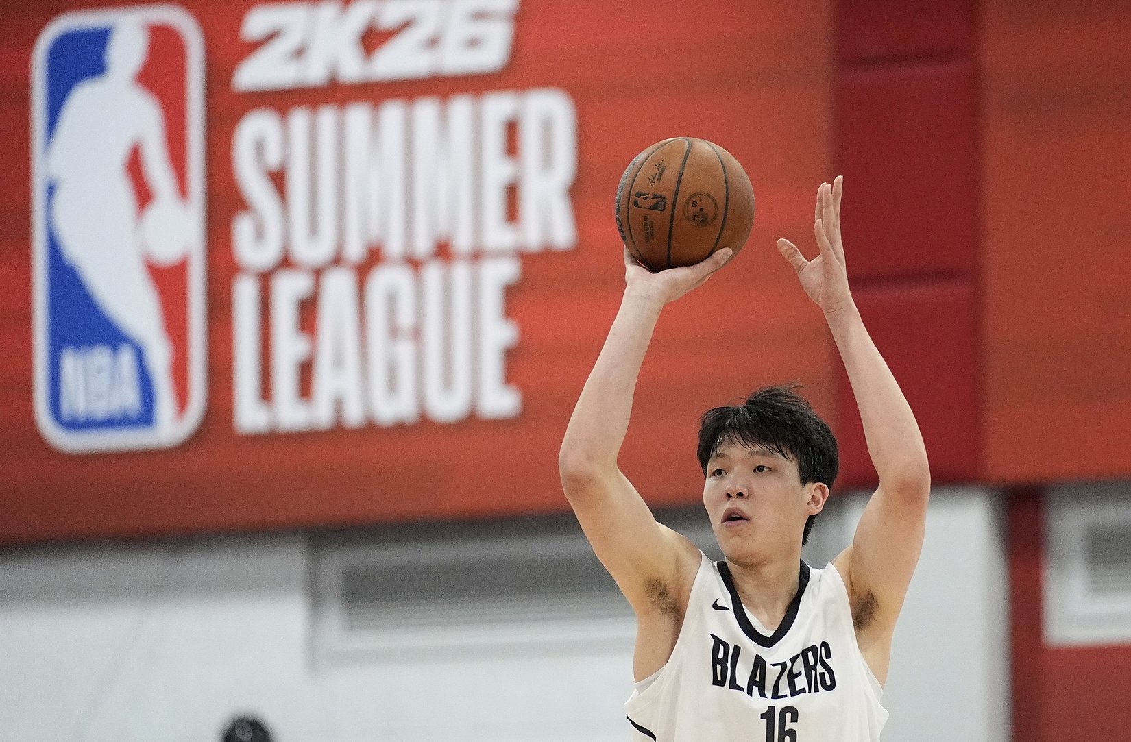 新星杨瀚森香港启程重返NBA开拓者开启新征程